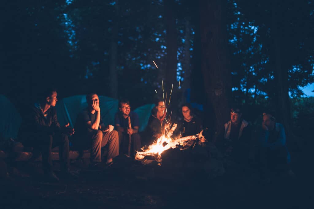People around a campfire - Bas-Saint-Laurent - Mike Erskine Unsplash