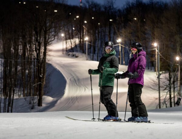 Couple Skiing in the Night - Bromont Montagne Dexperiences