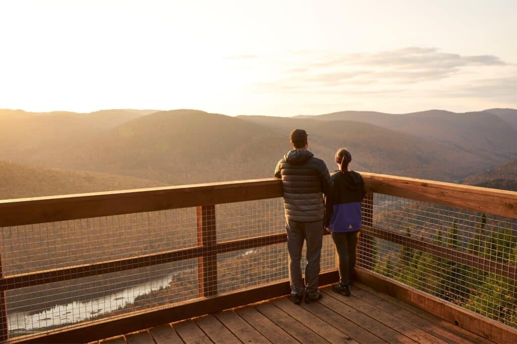 People Watching the Sunset - Jacques-Cartier National Park - Daphnee Rouleau - SEPAQ