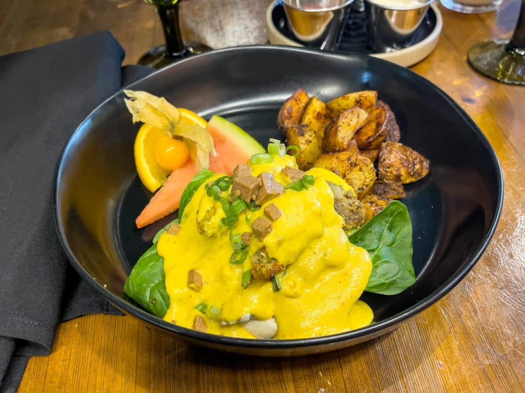 Vegan eggs benedict at Don Vegan