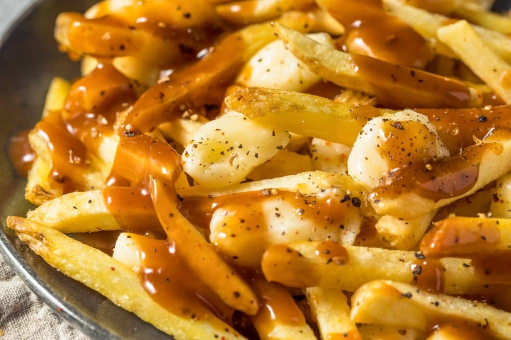 Homemade cheesy poutine with french frieds - Photo: Bhofack2