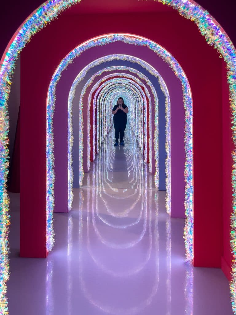 Jennifer in a tunnel effect at Imaginarium